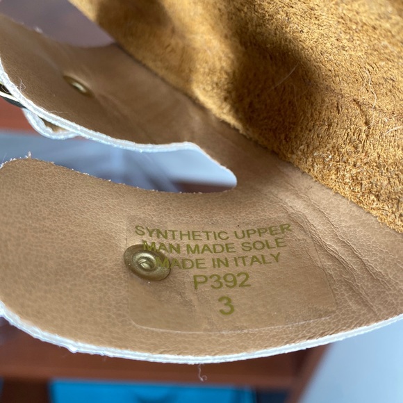 NWOT, Youth girls Sandals, Sparkle gold, size 3. - Picture 3 of 9